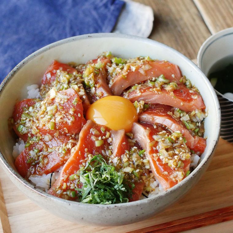 白い器に入ったねぎだくサーモン漬け丼