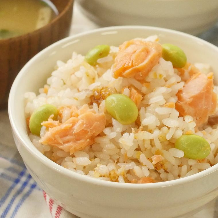 白い器に入った鮭と枝豆の炊き込みごはん