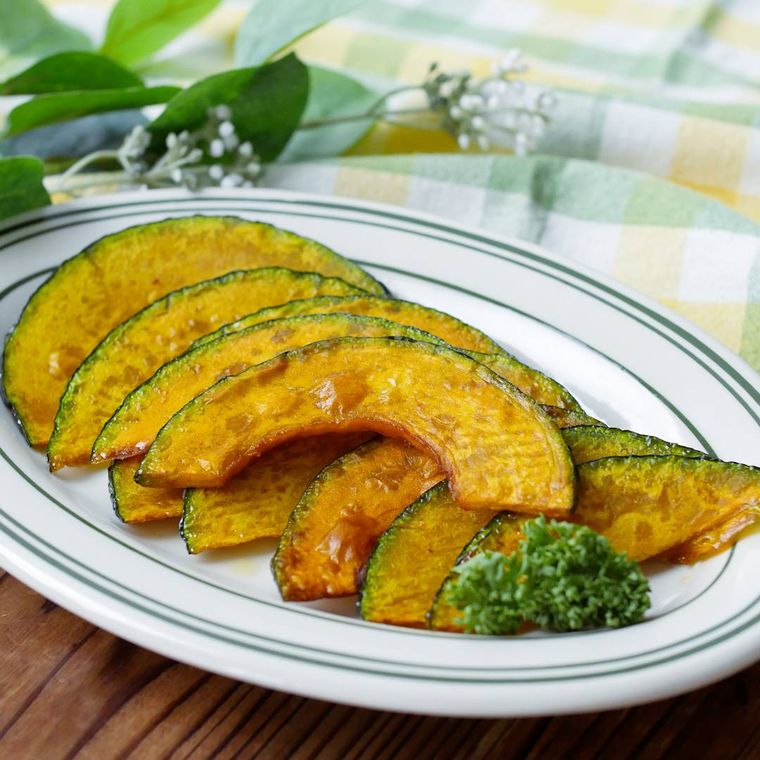 白い皿に盛り付けたかぼちゃの揚げ焼き