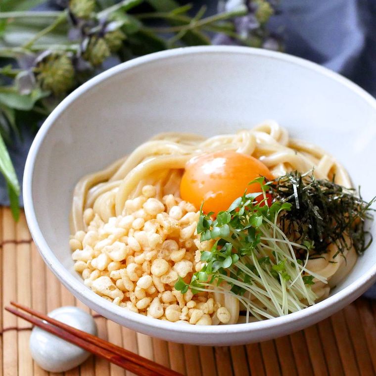 白い器に盛り付けた冷やしたぬき混ぜうどん