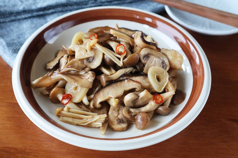 白い皿に盛り付けたきのこガーリックマリネ