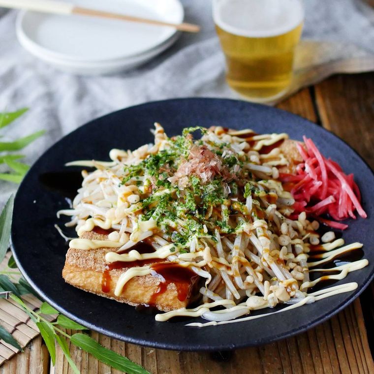 黒い皿に盛り付けたお好み焼き風厚揚げステーキ