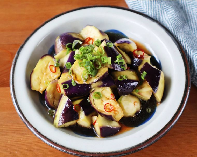 白い皿に盛り付けたよだれなす