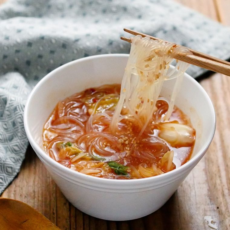 白い器に盛り付けた春雨キムチスープ