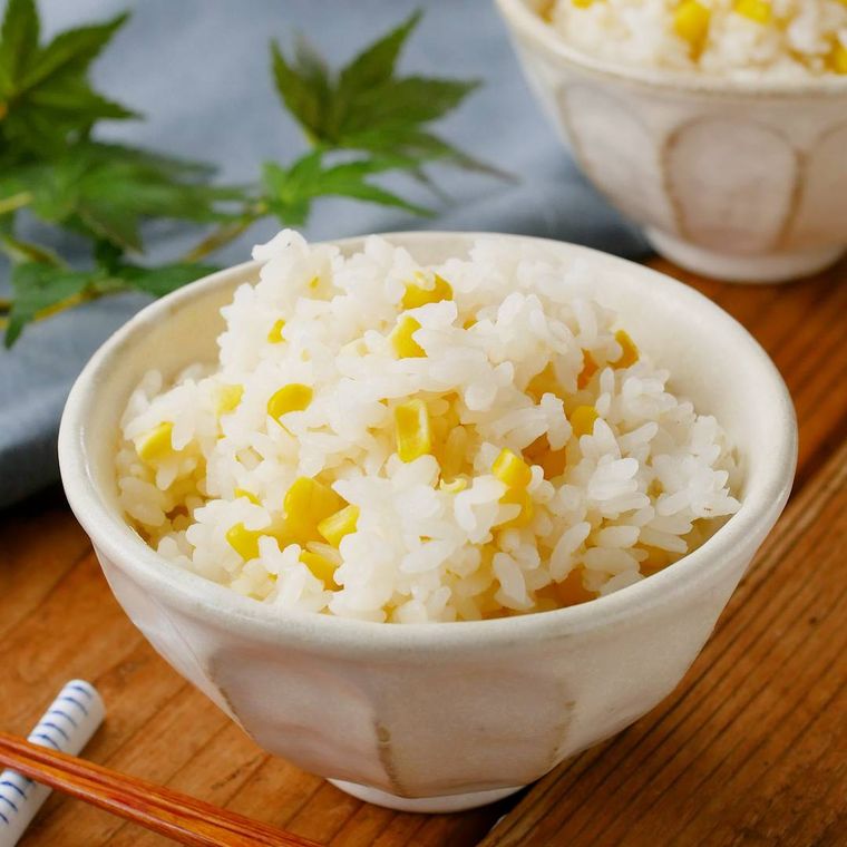 白い茶碗に盛り付けたとうもろこしごはん