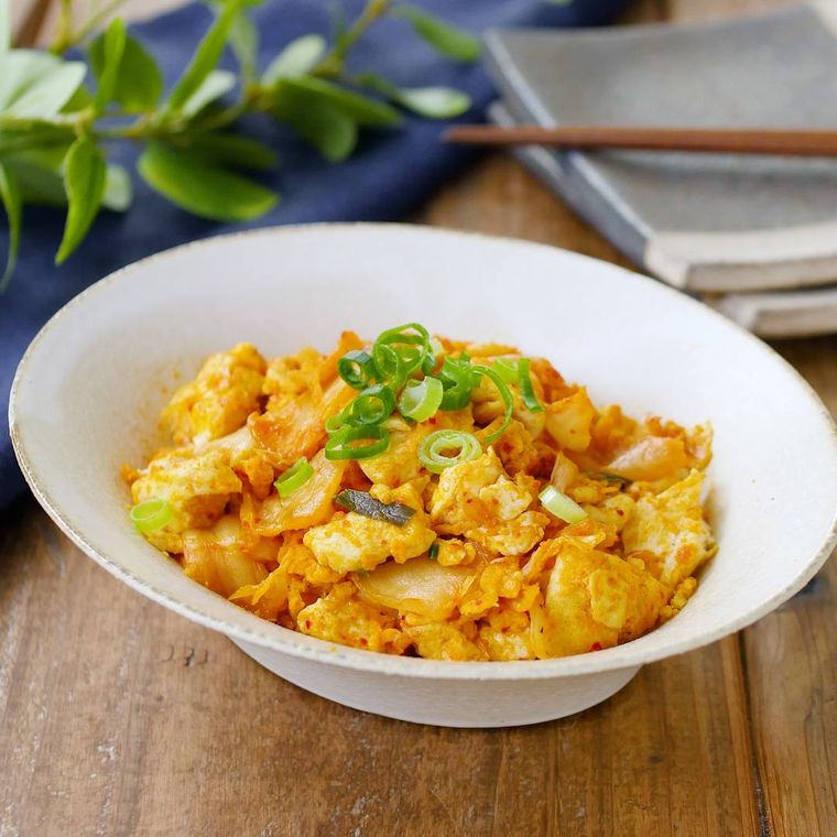 白い皿に盛り付けたキムチと豆腐の卵炒め