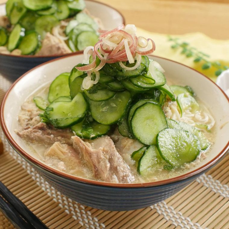 器に盛り付けされたさば缶の冷汁風そうめん