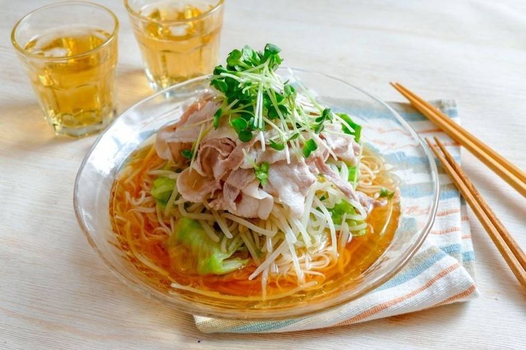 豚しゃぶそうめんを盛ったガラスのお皿がある食卓