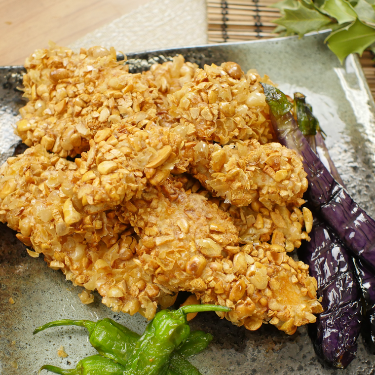 和食器に鶏むね肉の福豆フライが盛られている