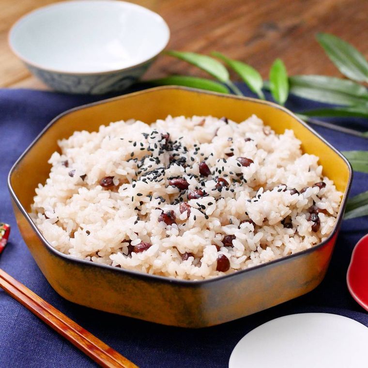 金色の8角形の器に盛られたもち米なしで作る切り餅赤飯