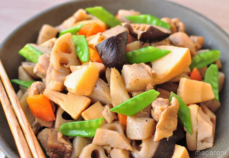 黒色の皿に盛られためんつゆで作る筑前煮