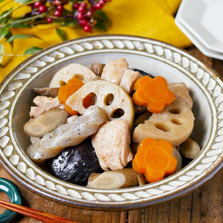 ベージュの皿に盛られた炊飯器で作る筑前煮