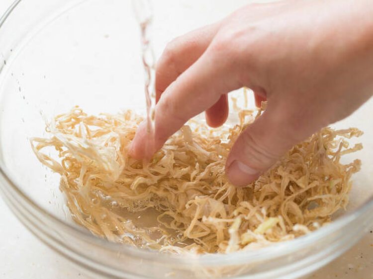 切り干し大根は袋から出したままだとかたまっています。ざっとほぐしてから洗いましょう。