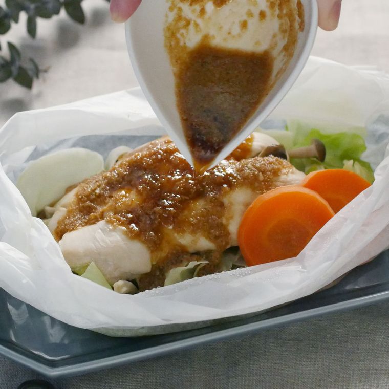 藍色の長皿に盛りつけられたキャベツと鶏ささみの包み蒸し