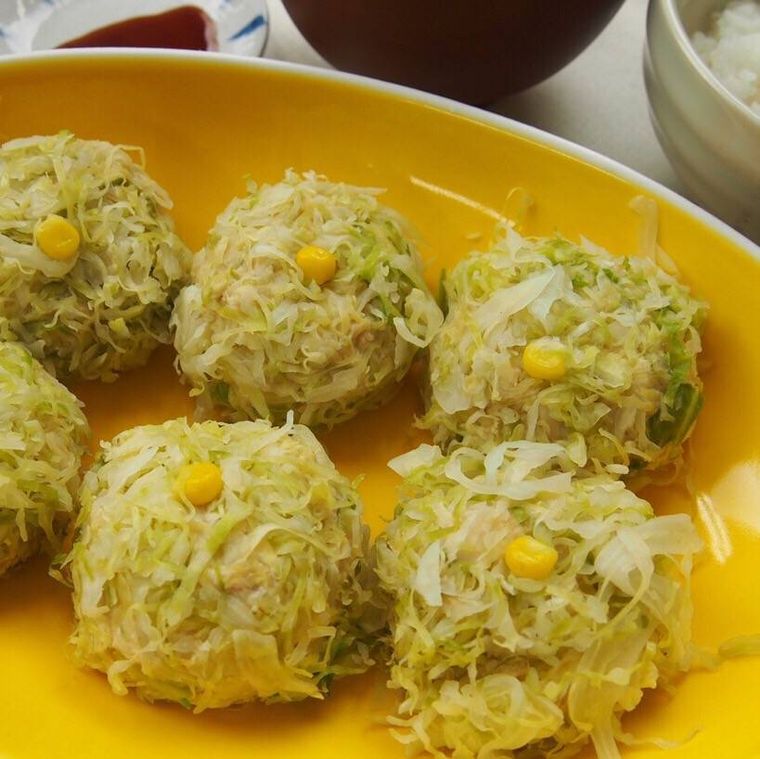 黄色い皿に盛りつけられた皮なしのキャベツしゅうまい
