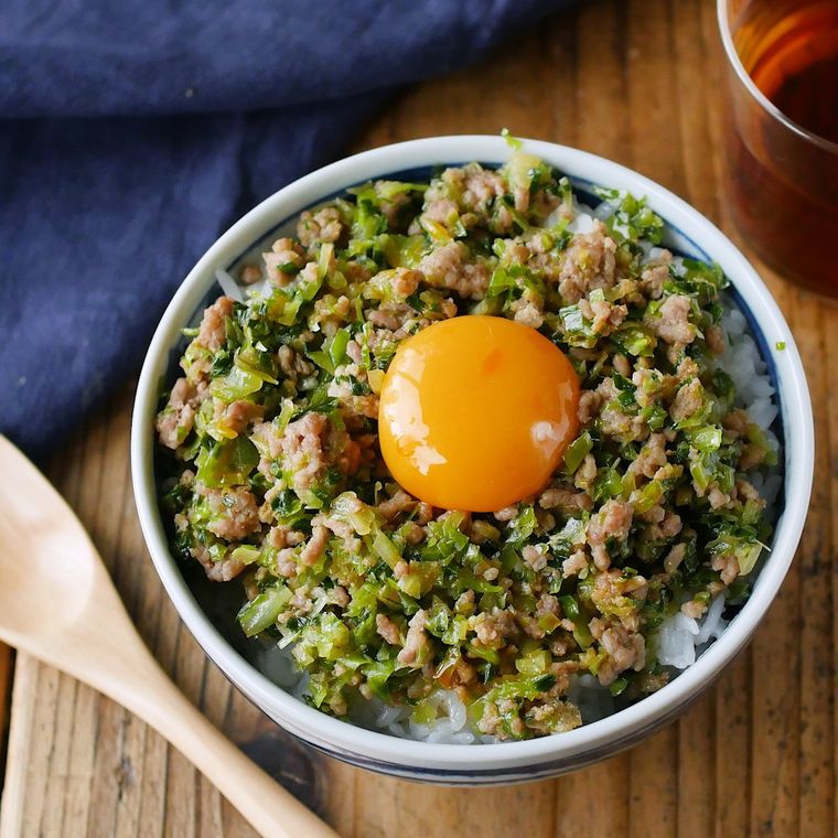 丼鉢に盛りつけられた卵黄トッピングの包まない餃子丼