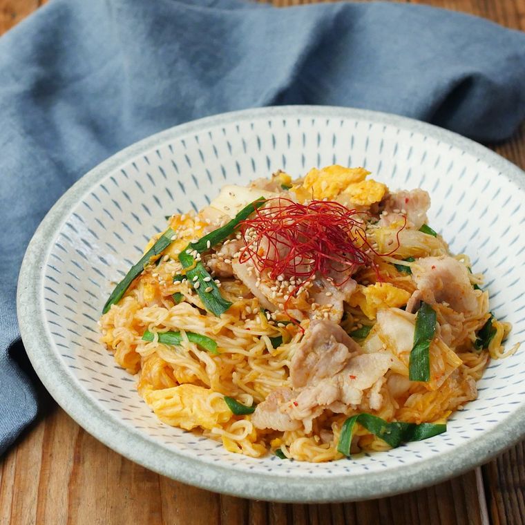 柄物の器に盛り付けられた豚キムチそうめんチャンプルー