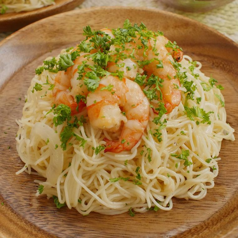 木の皿に盛り付けられたガーリックシュリンプそうめんチャンプルー