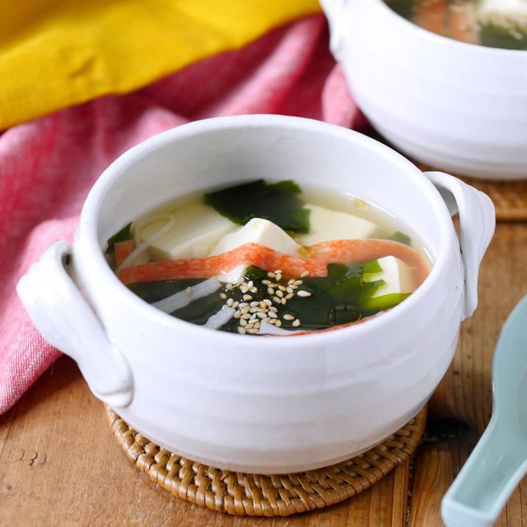 白い器に盛り付けられた豆腐とわかめの中華スープ