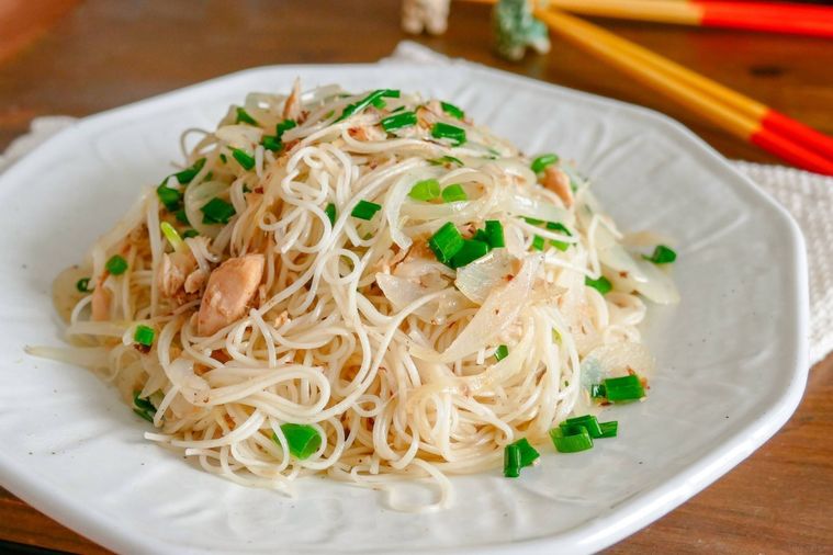 ツナのそうめんチャンプルーを盛った白い大皿