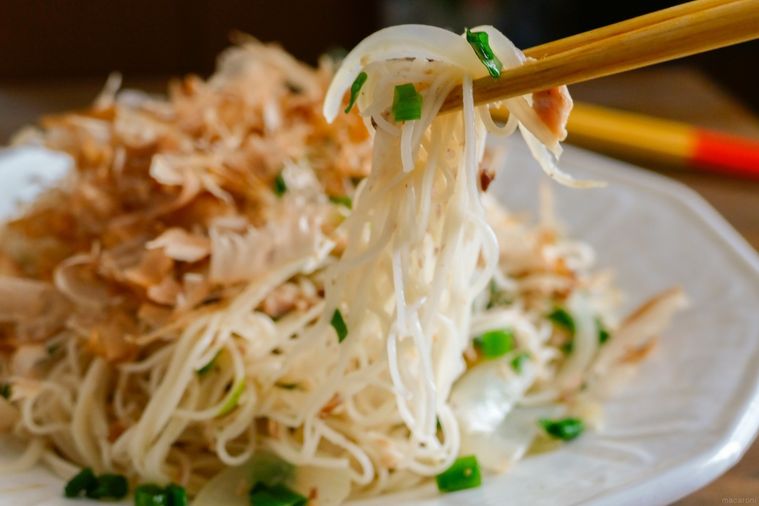 ツナのそうめんチャンプルーを箸で持ち上げる様子