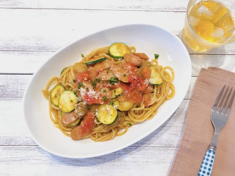 白い皿に盛り付けた野菜たっぷりカレーパスタ