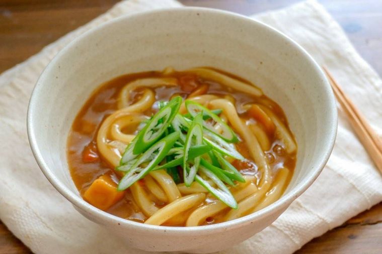 白い器に盛り付けたカレーうどん