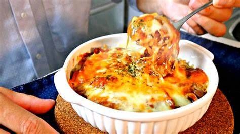白い耐熱皿に入ったカレードリア