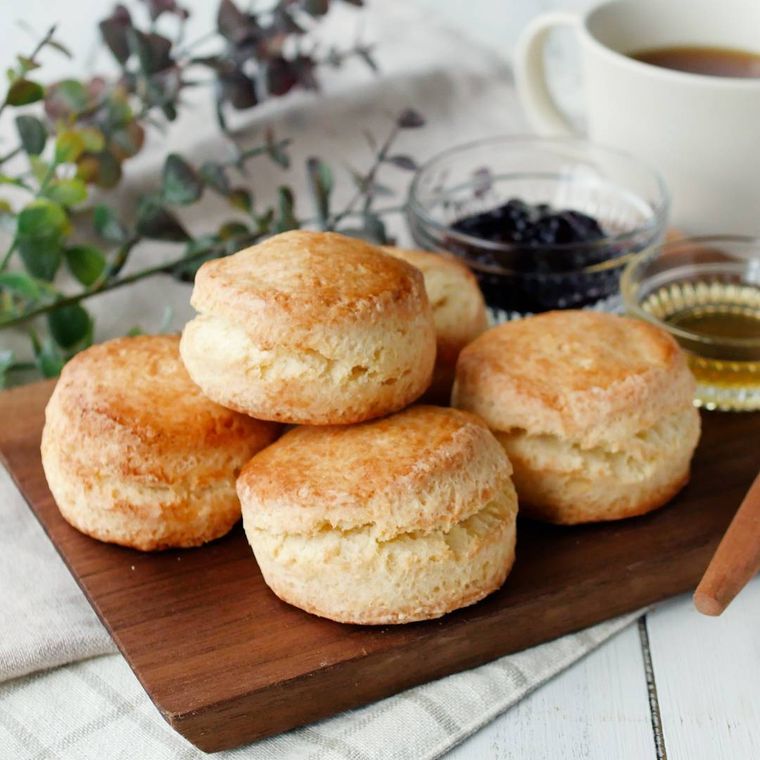 木のトレーにのった、ヨーグルトスコーンとジャム