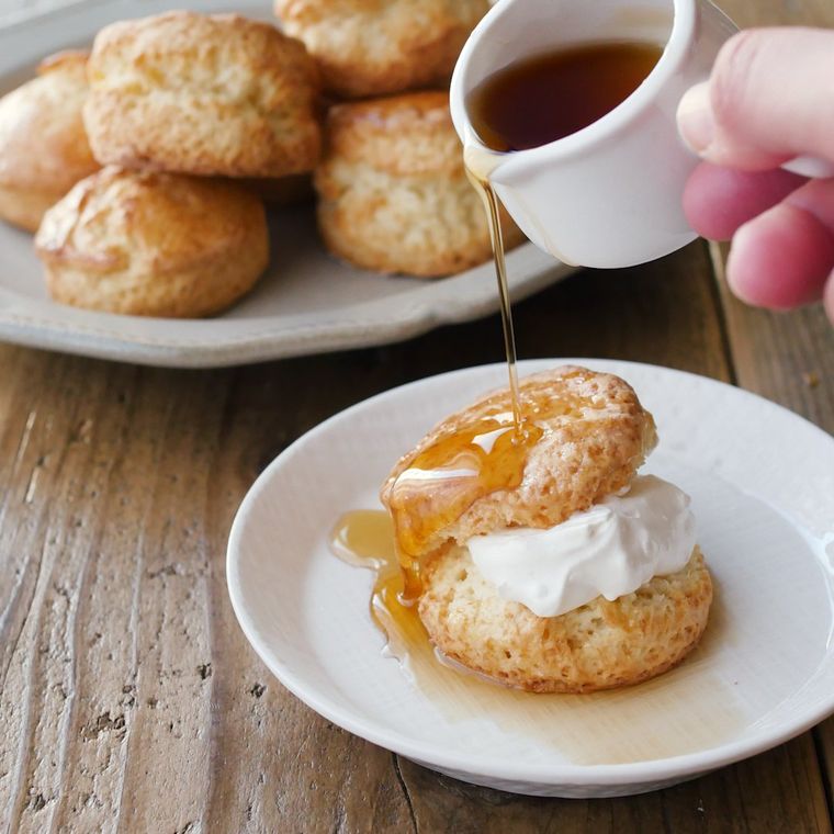 スコーンにメープルシロップをかけている様子