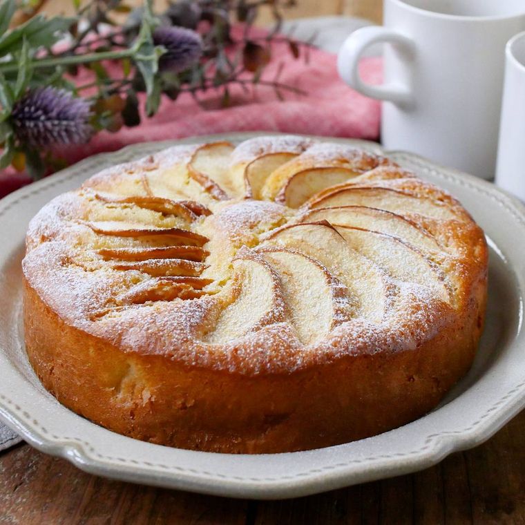 りんごをたっぷりのせて焼いた丸いりんごのヨーグルトケーキ