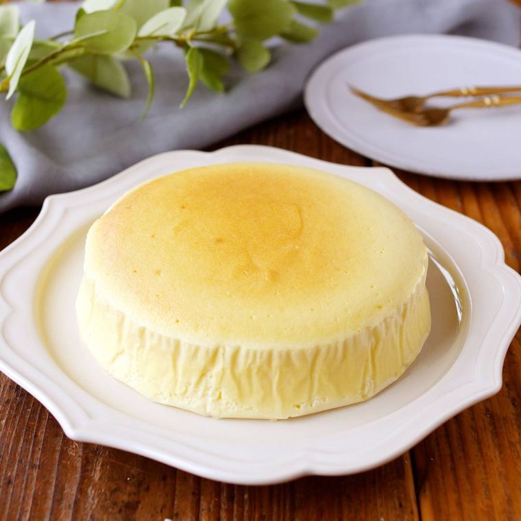 白い皿にのせたまん丸なヨーグルトスフレチーズケーキ