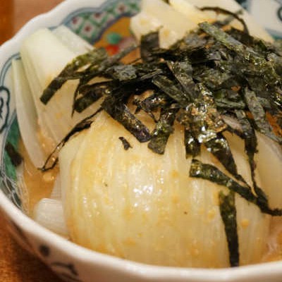 電子レンジで時短&トロトロに!「新玉ねぎの味噌バター煮」レシピ