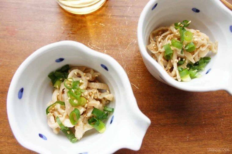 小鉢に盛り付けた鶏皮ポン酢