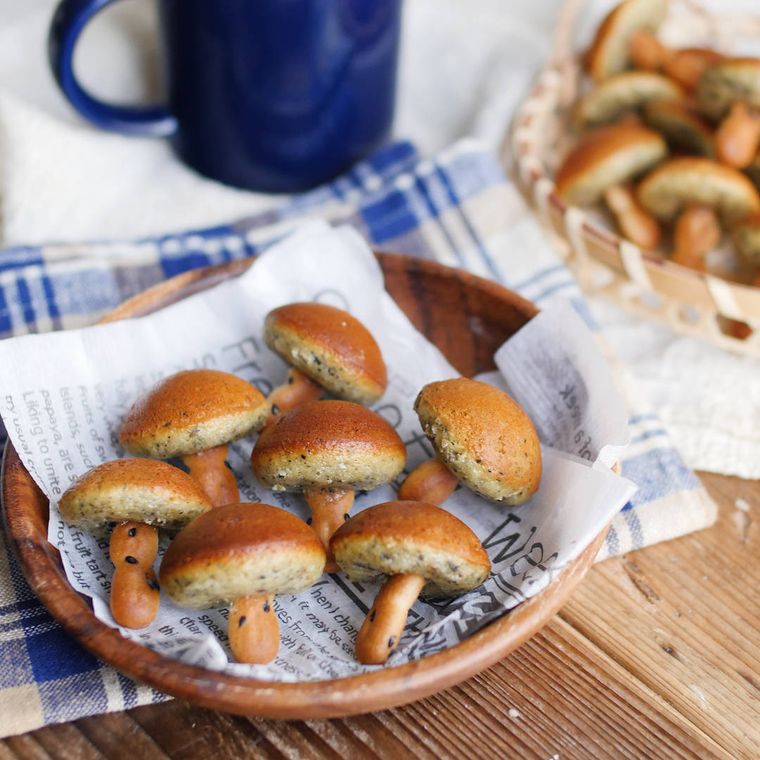 皿に並んでいるきのこそっくりごまカステラ