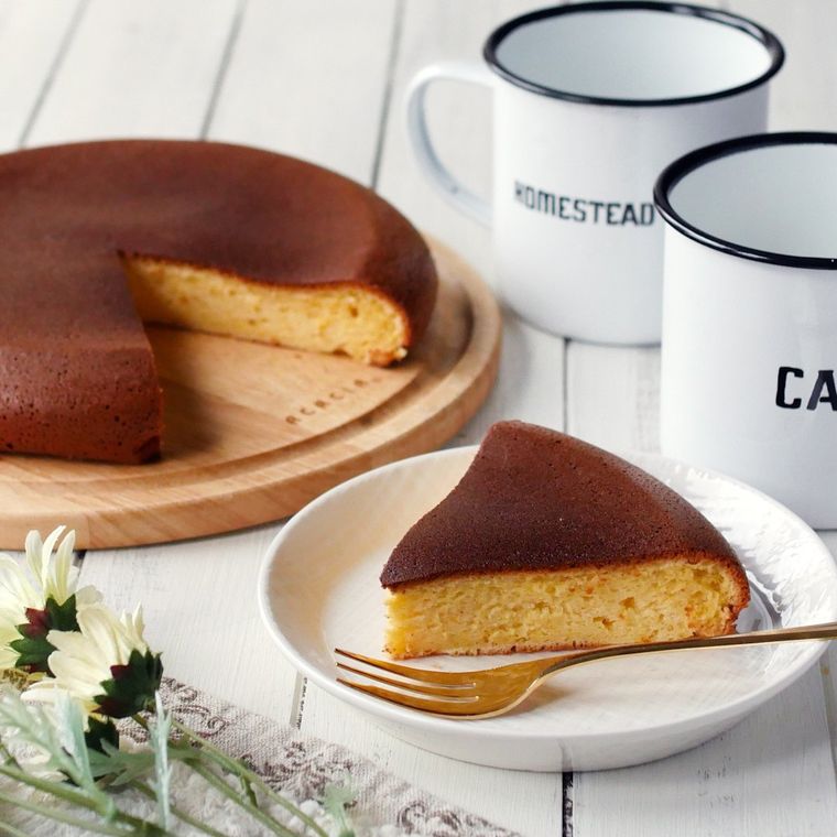 白い皿に切り分けられているフライパンでつくるカステラ