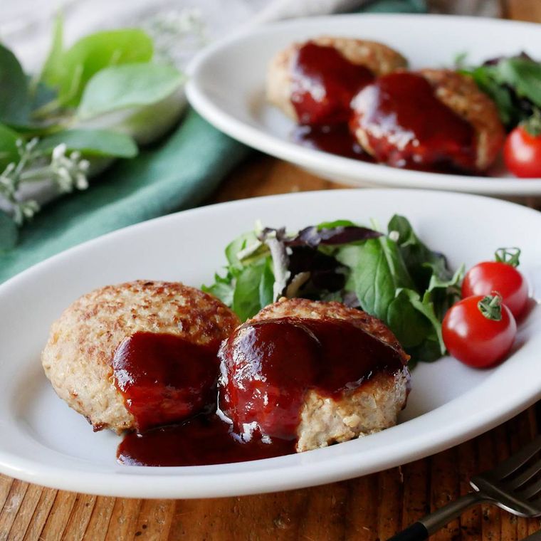 白い皿に盛られたオートミールハンバーグ