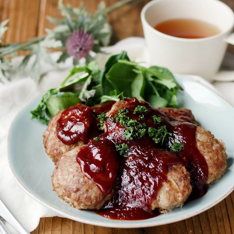 水色の皿に盛られたごはん入りミニハンバーグ