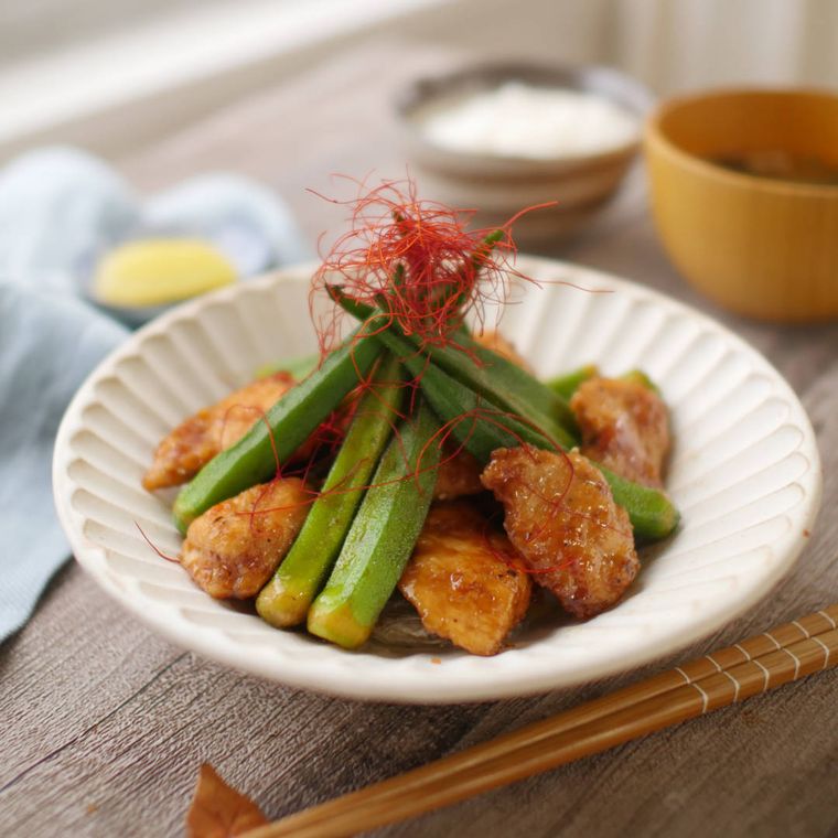 白色のお皿に盛られたオクラと鶏肉のガリバタ炒め