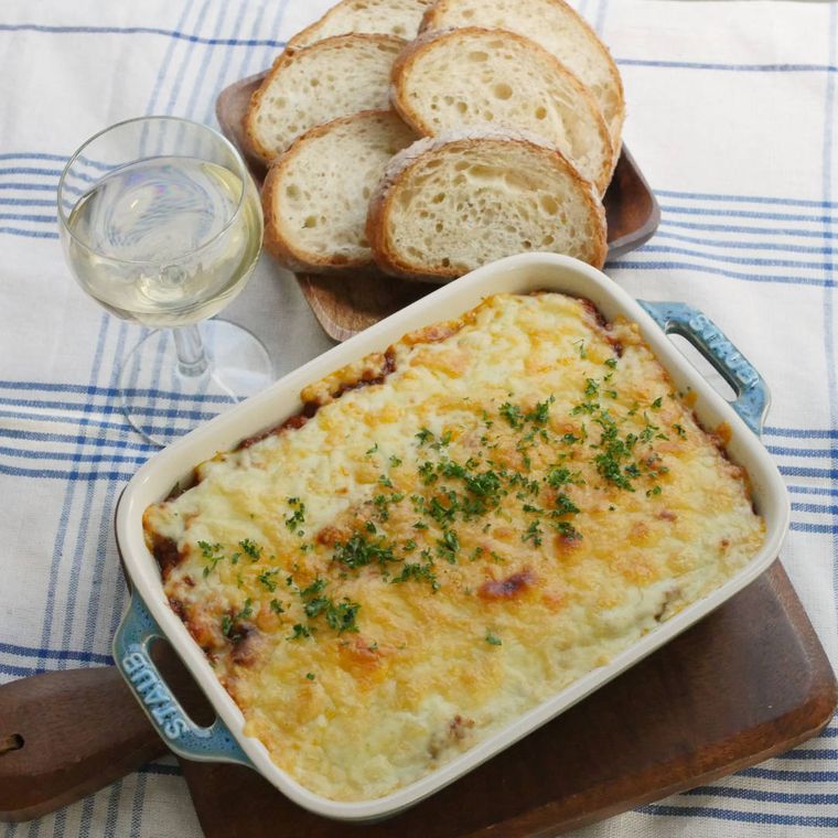 ストウブのグラタン皿に入った里芋のミートグラタン