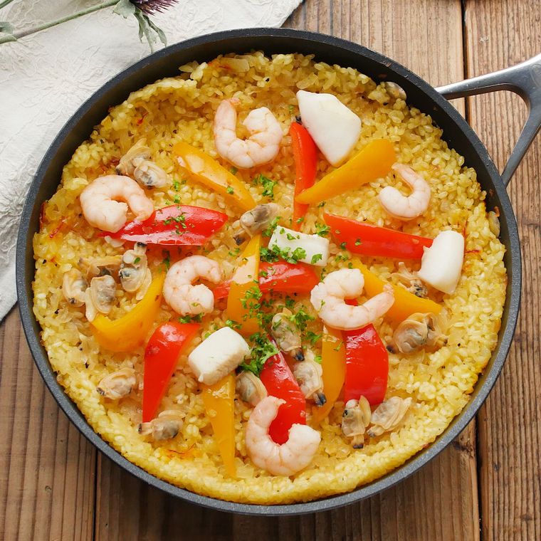 スキレットに入ったシーフードパエリア