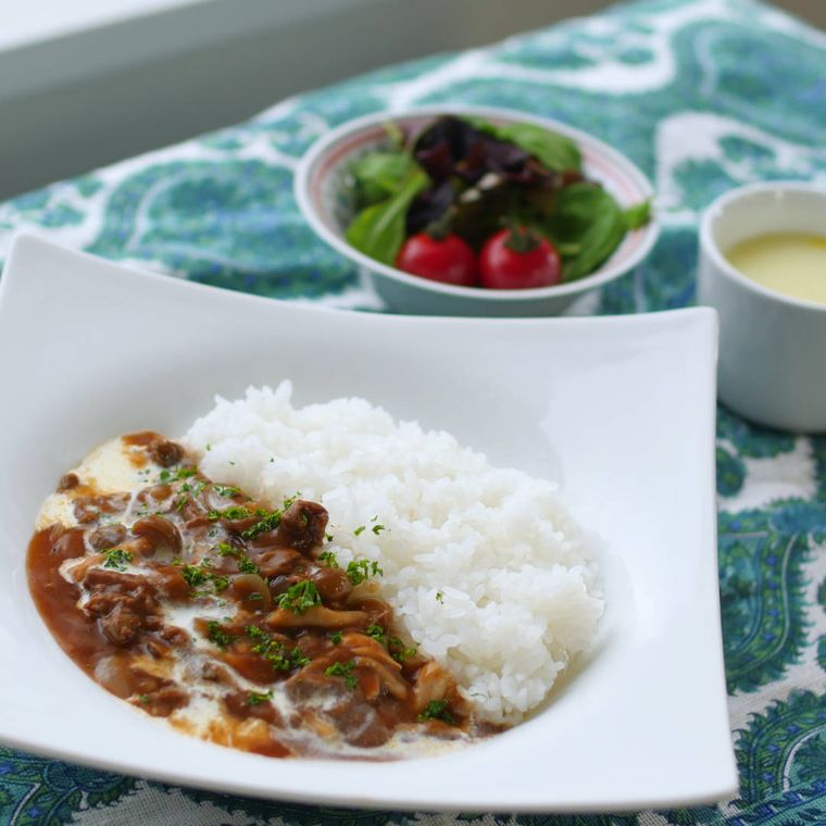 白い角皿に盛りつけられたハッシュドビーフとライス