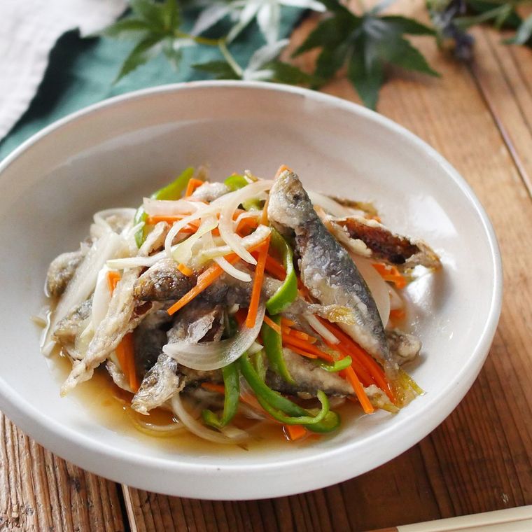 白い器に盛りつけられた豆あじとカラフル野菜の南蛮漬け