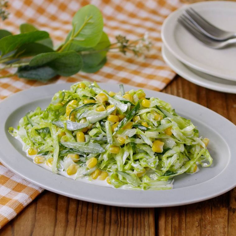 茶色い皿に盛られたきゅうりとキャベツのマヨサラダ