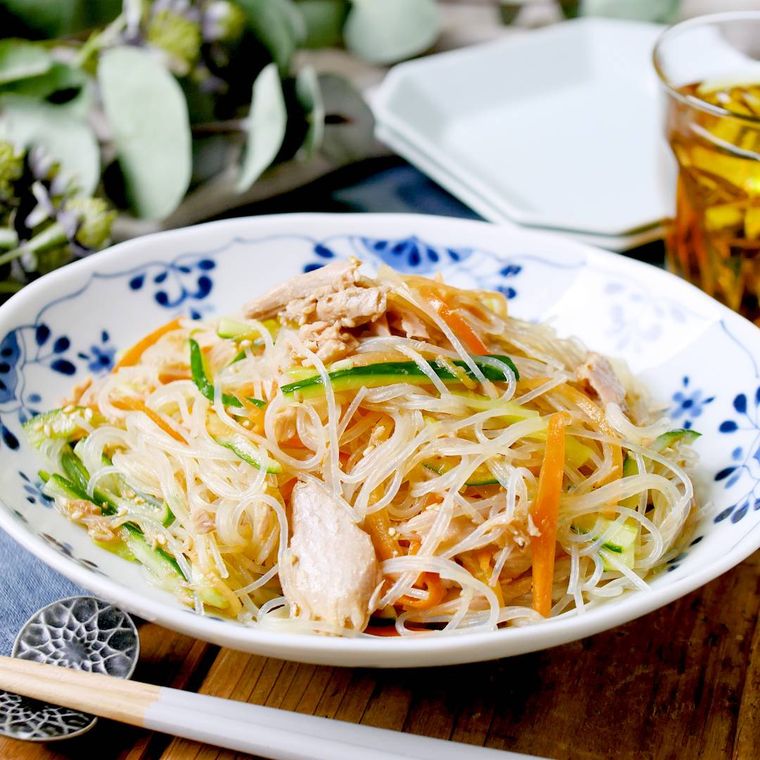 白と青の皿に盛られたきゅうりとツナの春雨サラダ