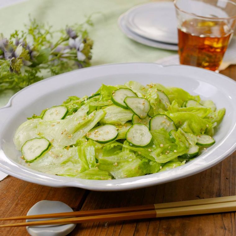 白い皿に盛られたきゅうりとレタスのやみつきサラダ
