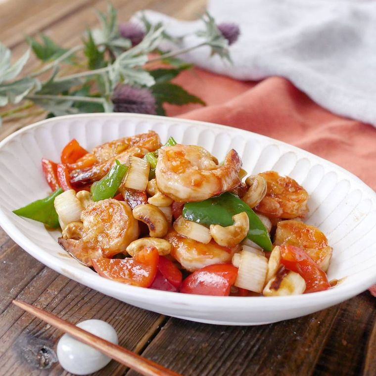 白い深皿に盛りつけられたえびと赤パプリカのカシューナッツ炒め