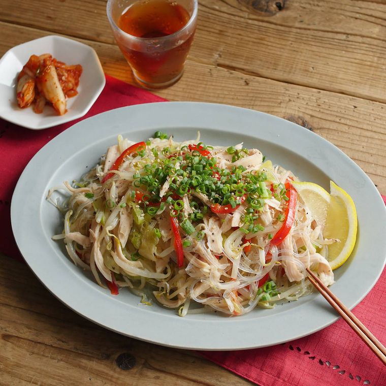 淡色の皿に盛りつけられたサラダチキンと赤パプリカのチャプチェ風