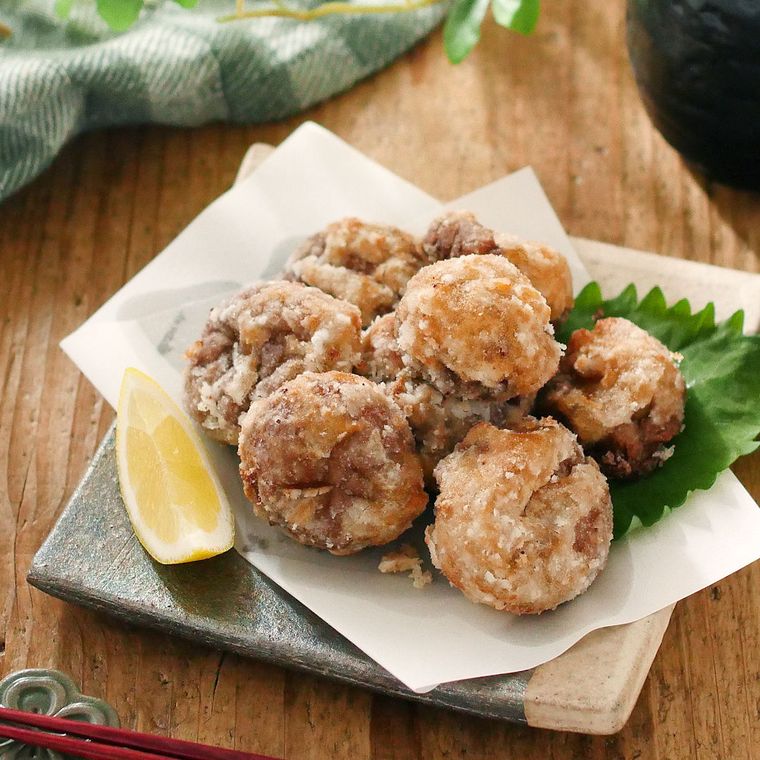 四角の皿に盛り付けたマッシュルームの唐揚げとレモン