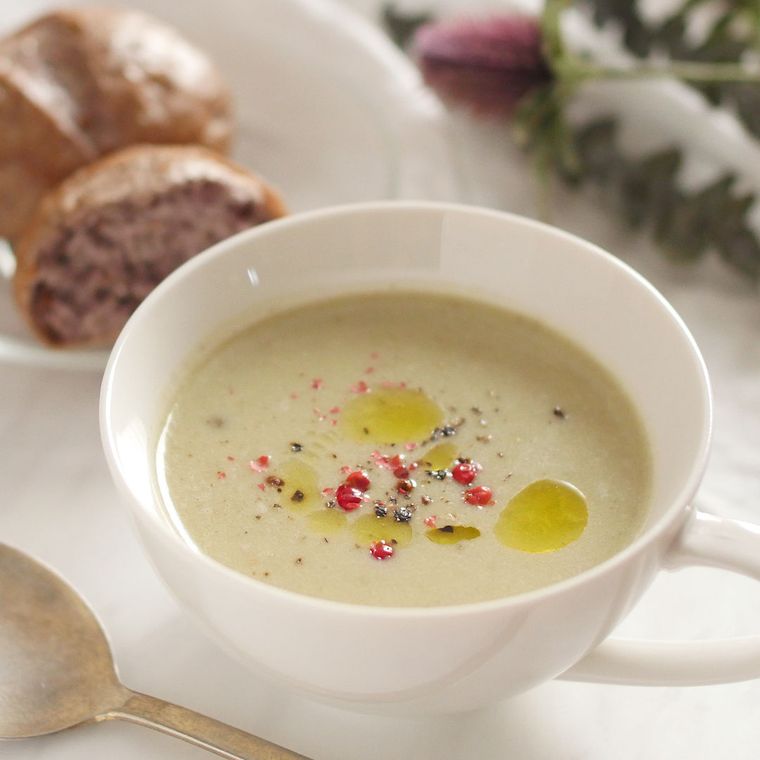 白いカップに入ったマッシュルームとそら豆の冷製ポタージュ